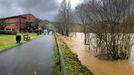 Aspecto del Ro Piloa a su paso por el hospital de Arriondas, en alerta por inundaciones en 2019