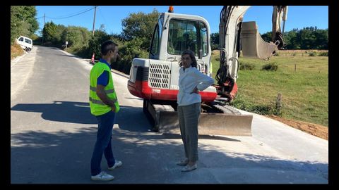 Bel�n Cachafeiro en el lugar de las obras de construcci�n de cunetas.