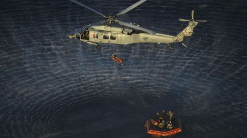 Los tripulantes de Orion, recogidos por un helic�ptero momentos despu�s de que aterrizaran en el Pac�fico, a la altura de San Francisco.