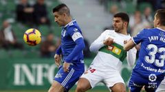 Sa�l Berj�n controla un bal�n ante Alex Gonz�lez