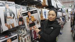 Paloma Wu, al frente del bazar Center Paloma de O Milladoiro, muestra el disfraz de moda.