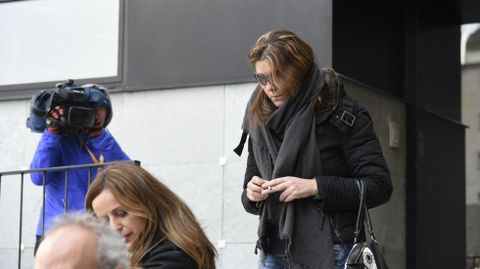 La madre de Nadia, Margarita Garau, sale de los juzgados de La Seu d'Urgell, en Lleida