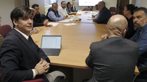 El consejero de Ciencia, Industria y Empleo de Asturias, Borja S�nchez (i) preside la reuni�n del Foro de Industria que este viernes aprob� la estrategia industrial para la comunidad aut�noma