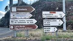 Se�alizaci�n de localidades pr�ximas a Ribadavia, en la comarca de O Ribeiro