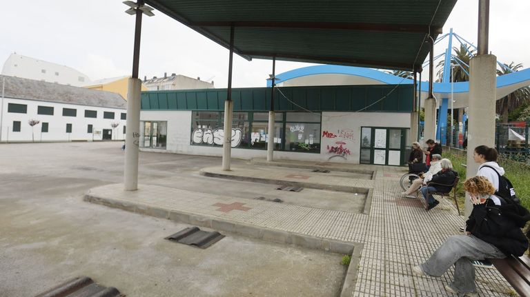 Usuarios del transporte p�blico esperando este jueves por la tarde la llegada de autobuses a la estaci�n de Foz