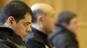En primer plano, Javier Estrada durante el juicio en la Audiencia Provincial donde fue condenado en el 2013 a 15 a�os de prisi�n.