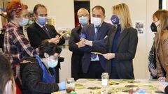 La epidemia silenciosa del dao cerebral. El conselleiro de Sanidade, Julio Garca Comesaa, alab ayer el trabajo que hace la asociacin Alento, para personas con dao cerebral adquirido, y subray que su departamento ha lanzado una lnea de ayudas de 250.000 euros (un 40 % ms que el ao pasado) para este tipo de entidades, que se pueden apuntar hasta el 21 de febrero. Comesaa se refiri al dao cerebral como unha epidemia silenciosa que afecta a milleiros de galegos. El director de Alento, Gonzalo Mira, record que el ictus es la primera causa de dao cerebral adquirido. Alento tiene un centro de da y una residencia.