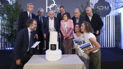 Los asistentes soplaron una gran tarta para conmemorar el 25 aniversario