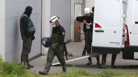 Operativo de la Guardia Civil y Polica Nacional contra el narcotrfico. Regsitros por la fabricacin de narcolanchas en una nave dl polgono industrial de Tremoedo.