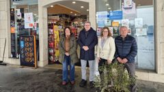 La alcaldesa Eva Barrios, el delegado de la Xunta, Manuel Pardo, y los responsables de la estaci�n de servicio VEC Ri�s.