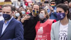 El candidato de Unidas Podemos, Pablo Iglesias, se hace un selfi con una asistente a la manifestaci�n de 1 de mayo, detr�s del ministro de Transportes, Jos� Luis �balos