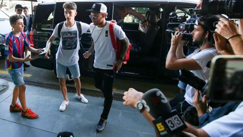 Neymar a su llegada al aeropuerto de la Ciudad Condal para embarcarse en un vuelo a Par�s