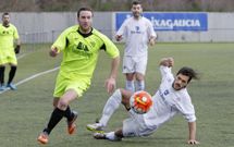 El centrocampista ponteces�n Laik intenta cortar una internada del sportinguista Sande. 