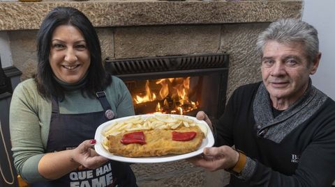 Pati y Santi muestran en O Rincón la especialidad de la casa, el cachopo gallego. Es el único plato inamovible de una carta que van renovando cada cierto tiempo y que incluye desde bacalao o pulpo a tortilla y croquetas. Aquí hacen, además, paellas (también por encargo).