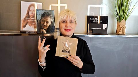 Milagros Pichel gan&oacute; el primer premio de la categor&iacute;a Editorial en los Hair Beauty Awards durante la gala de One Provalliance, celebrada en Francia el d&iacute;a 15. Recibi&oacute; el galard&oacute;n de manos de Patrick Phelippeau,&nbsp;director de Educaci&oacute;n en Provalliance Espa&ntilde;a, aunque confiesa que ella no sab&iacute;a que era una de las ganadoras hasta el momento en que le dieron el premio.