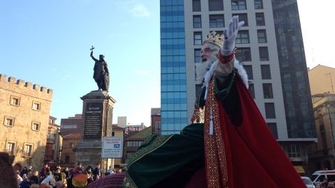 El rey Melchor, a su llegada a la plaza del Marqués, junto a la estatua de Pelayo