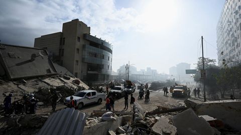 Una calle La Guaira, Venezuela, con varios edificios derrumbados