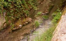Los vertidos ensuciaban el agua del canal del r�o de Vimianzo.