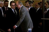 El rey conversa con Artur Mas al finalizar el acto de entrega de los despachos a los nuevos jueces.