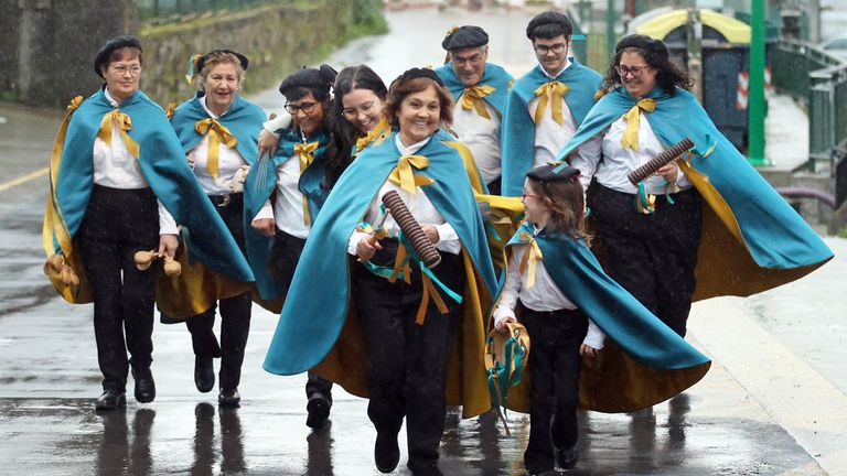 Alfonso, Marina, Carmelita, Nilda, Julia, Carmen, Thiago, Leyre y Andrea, miembros de la rondalla de Parada de Nigr&aacute;n.