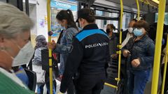 Una agente, patrullando en el bus para vigilar estacionamientos ilegales en paradas.
