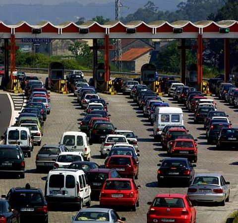 Colas de veh�culos para pagar en el peaje de Vilaboa, en la autopista AP-9.