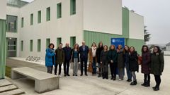 El ltimo grupo de visitantes, en la entrada del centro Eduardo Barreiros