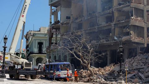 Rescatistas y bomberos trabajan en el lugar luego de una explosin en el Hotel Saratoga, en La Habana, Cuba.