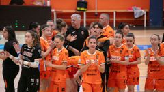 La plantilla mari�ana aplaude a la grada del Vista Alegre tras la derrota ante el Rold�n que confirm� el descenso.