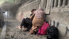 Dos mujeres se resguardan durante un ataque areo israel en la ciudad de Gaza.