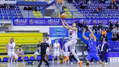 Brito se dispone a dejar una bandeja en el aro melillense