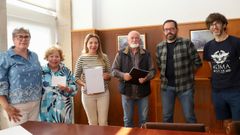 O xurado do premio estivo integrado por Mar�a Bego�a Porto Brea, Dolores Ara�jo (secretaria), Constantino Regueira, Xo�n Carlos Garc�a Porral e Esteban Folgar Brea. Na foto, coa concelleira de Cultura da Estrada, Luc�a Seoane.