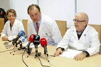 <span lang= es-es >Explicaciones de los servicios implicados</span>. El brote de pseudomonas oblig� a comparecer el 18 de noviembre del 2014 a Mar�a Jos� Allegue, entonces jefa de Hematolog�a; Jos� Antonio Ortigueira, director de Procesos Asistenciales, y Francisco V�zquez Vizoso, jefe de Medicina Preventiva. 