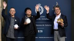 Los galardonados con el Premio Princesa de Comunicaci�n y Humanidades 2026, el presidente de Studio Ghibli, Kenichi Yoda (c), el director de operaciones de Ghibli, Kiyofumi Nakajima (d) y el animador Takeshi Honda (i) a su llegada este mi�rcoles en Oviedo