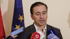 El ministro de Asuntos Exteriores, Jos Manuel Albares, hace declaraciones a los medios en Luxor, en la ltima jornada del viaje de Estado que los reyes de Espaa realizan a Egipto.