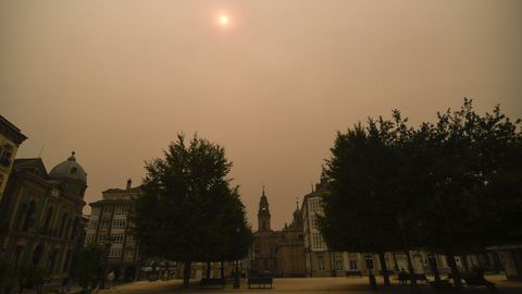El cielo de Lugo se cubrió por el humo y las partículas de los incendios de Ourense y del centro de Galicia