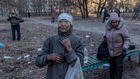 Residentes de uno de los edificios de viviendas alcanzado por los bombardeos de la artillera rusa en Kiev.