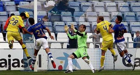 Instante en el que Pablo Insua se anticipa a Ruym�n para rematar de cabeza y marcar el gol de la victoria del D�por en el Nuevo Colombino.