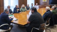 Luis Menor, con los alcaldes de la Ribeira Sacra Ourens� durante la reuni�n para preparar la recuperaci�n de la Mostra de Vi�os.