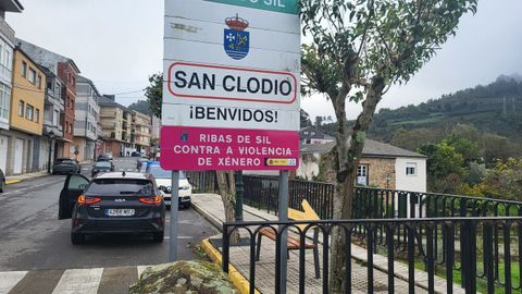 En las entradas a la capital municipal de Ribas de Sil se colocaron carteles contra la violencia sexista