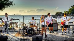 Actuaci&oacute;n del grupo Sweet Mango Memories del 25 de julio en Santa Cruz, como teloneros del grupo 13B en el evento M&uacute;sica na R&uacute;a.