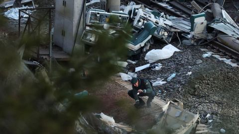 Un agente de la Guardia Civil inspecciona la zona del accidente ferroviario en Adamuz