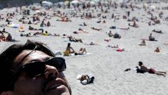 La playa de Riazor se encuentra repleta de ba�istas