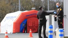 Proteccin Civil instala en el parking de urgencias del Hula una estacin de desinfeccin de vehculos sanitarios