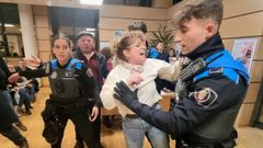 Momento en que los polic&iacute;as locales, a instancias de la alcaldesa de Moa&ntilde;a Leticia Santos, expulsaron de la sala a la concejala popular Estela Santom&eacute;