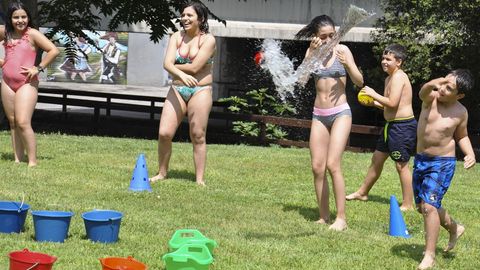 Guerra de globos de agua en la fiesta de clausura del campamento tecnol�gico en La Molinera.