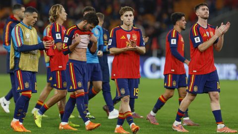Los jugadores de la selecci&oacute;n espa&ntilde;ola aplaudiendo a la afici&oacute;n en La Cartuja