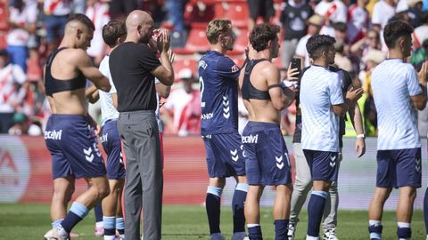 Gir�ldez y los jugadores del Celta, tras el �ltimo partido en Vallecas, en septiembre del 2025.