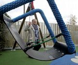 <span lang= es-es >Diversi�n sin excepci�n</span>. En el colegio Torre-Illa est� el �nico columpio accesible de la comarca. �La biblioteca isle�a tambi�n organiza muchas actividades de ocio inclusivo�, dice Rial. 