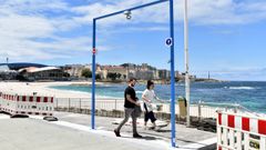 Las playas y ciudades gallegas preparan la llegada de visitantes. En la imagen, el arco que limitar� el aforo en la playa de Riazor, en A Coru�a